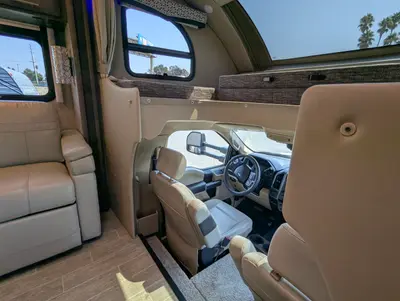 2021 Thor Motor Coach Omni SV34 photo 7