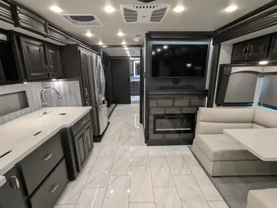 2026 Fleetwood Discovery 38W photo 19