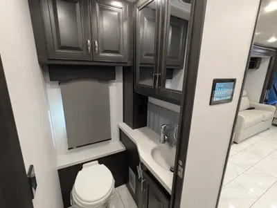 2026 Fleetwood Discovery 38W photo 26