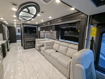 2026 Fleetwood Discovery 38W photo 12