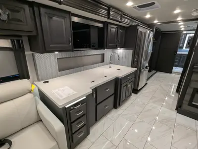 2026 Fleetwood Discovery 38W photo 18
