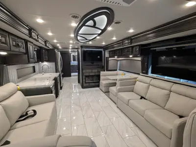 2026 Fleetwood Discovery 38W photo 13