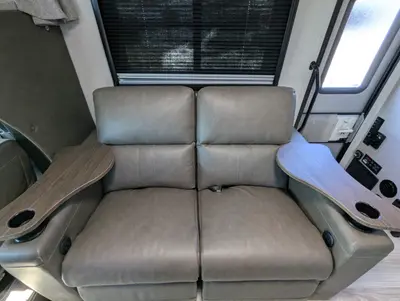 2026 Coachmen Entourage 320LV photo 18