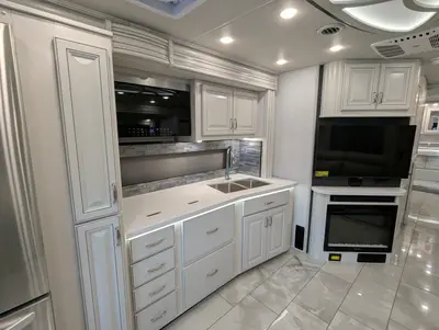 2026 Fleetwood Discovery 38N photo 19