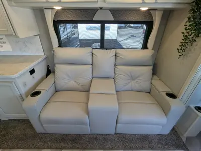 2023 Fleetwood Bounder 35GL photo 15