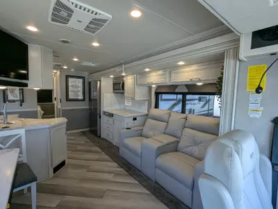 2023 Fleetwood Bounder 35GL photo 9
