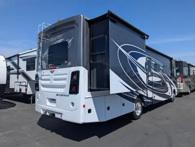 2023 Fleetwood Bounder 35GL photo 5