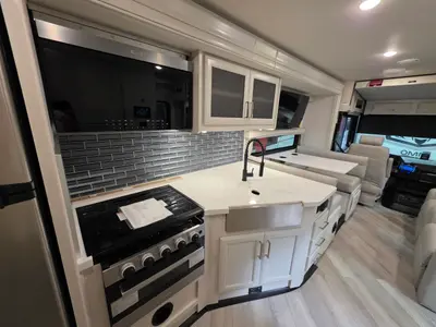 2026 Holiday Rambler Invicta 33HB photo 18