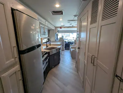 2026 Holiday Rambler Invicta 33HB photo 32