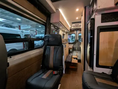 2026 Storyteller Overland Crew Mode XL photo 17