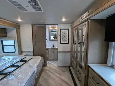 2026 Holiday Rambler Invicta 33HB photo 25