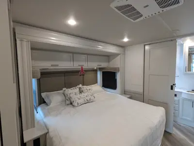 2026 Holiday Rambler Invicta 33HB photo 22