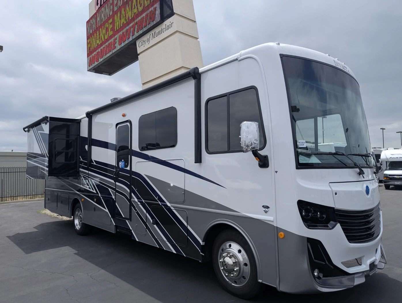 2026 Holiday Rambler Invicta 33HB exterior