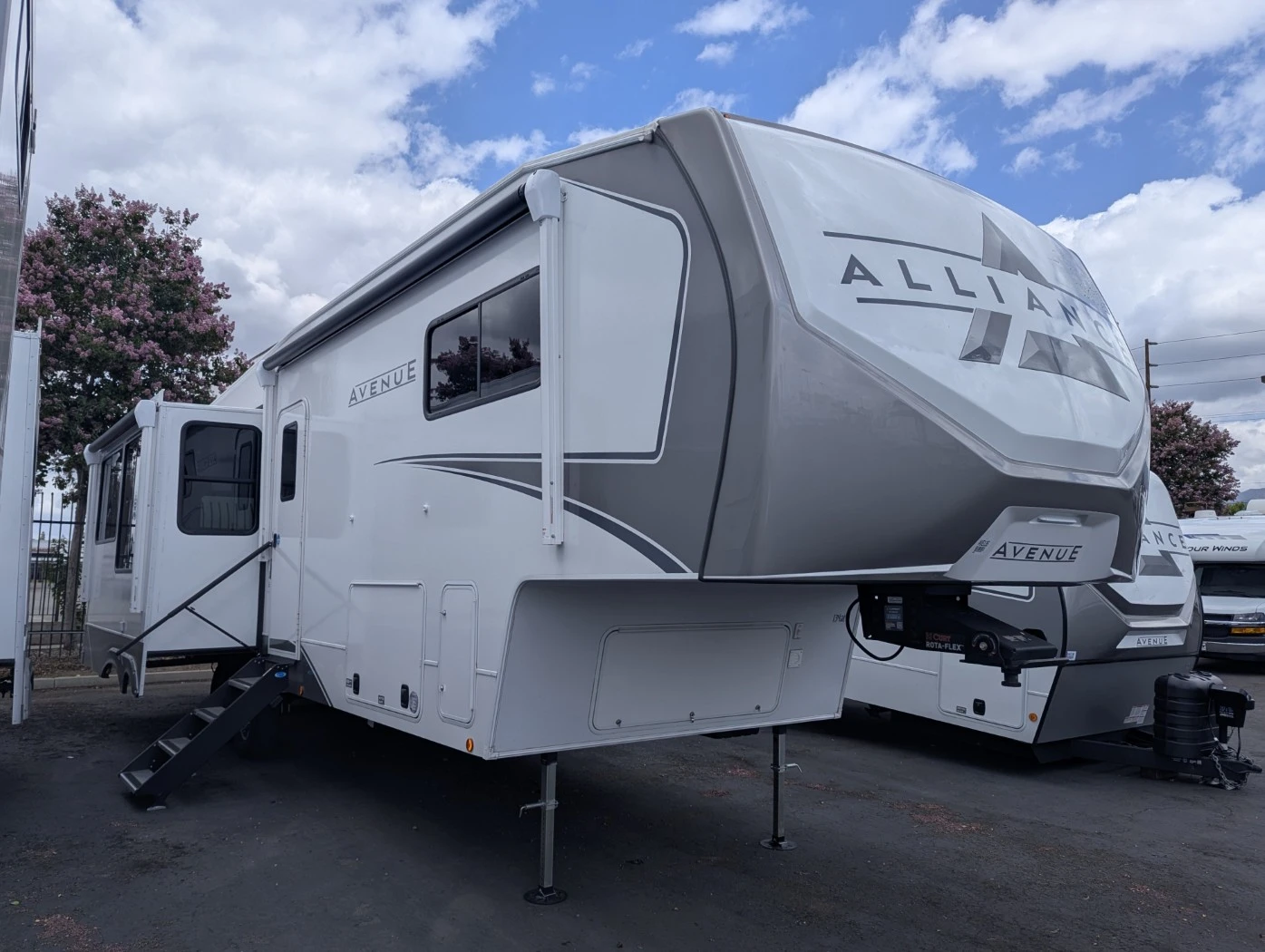 2026 Alliance RV Avenue 32RLS exterior