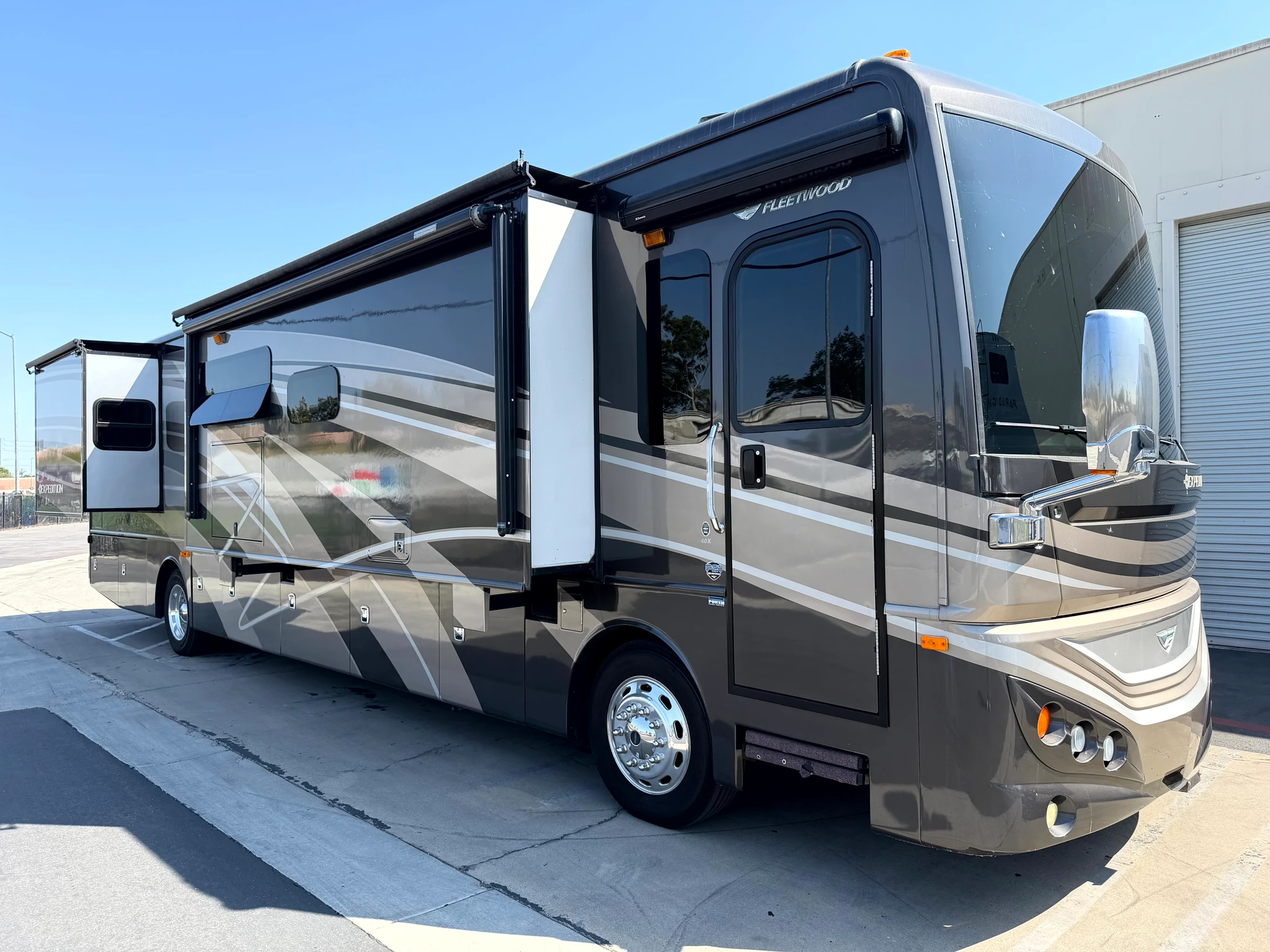 2015 Fleetwood Expedition 40X exterior
