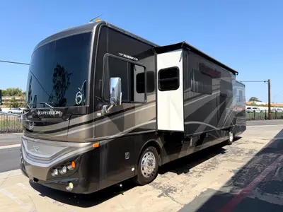 2015 Fleetwood Expedition 40X photo 3