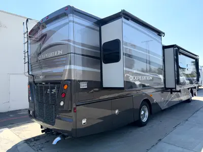 2015 Fleetwood Expedition 40X photo 5