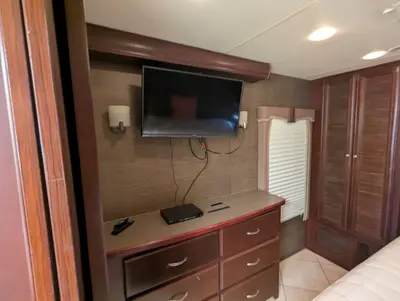 2011 Thor Motor Coach Astoria photo 31