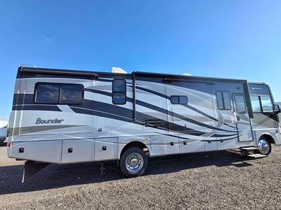 2015 FLEETWOOD BOUNDER photo 13