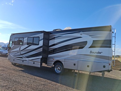 2015 FLEETWOOD BOUNDER photo 4