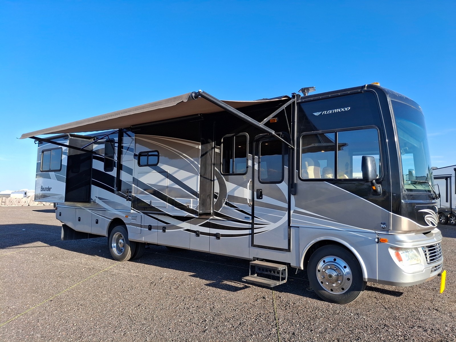 2015 FLEETWOOD BOUNDER exterior