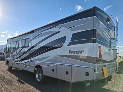 2015 FLEETWOOD BOUNDER photo 16