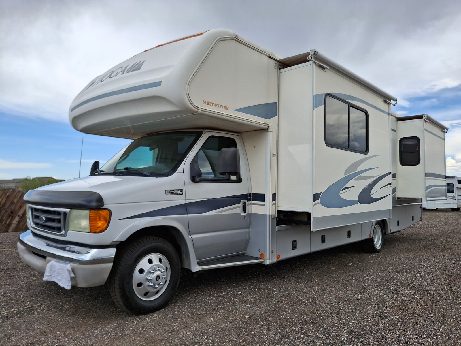 2004 FLEETWOOD TIOGA exterior