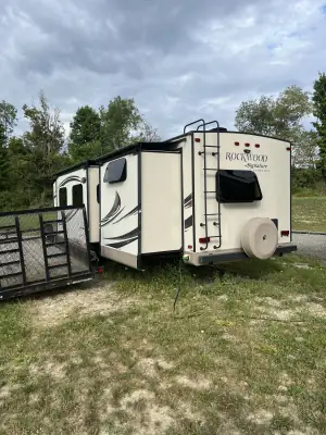 2015 FOREST RIVER ROCKWOOD SIGNATURE ULTRA LITE photo 2