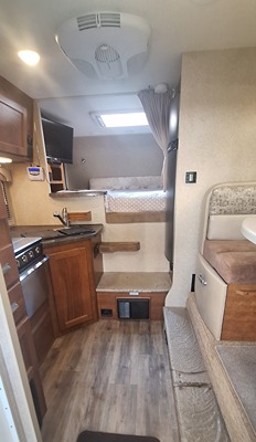 2019 LANCE 855 photo 4