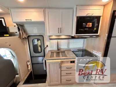 2026 Thor Motor Coach Outlaw photo 36