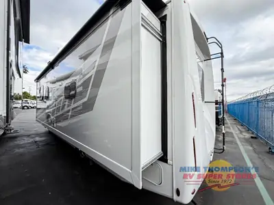 2026 Thor Motor Coach Hurricane photo 4