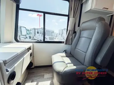 2026 Thor Motor Coach Hurricane photo 11