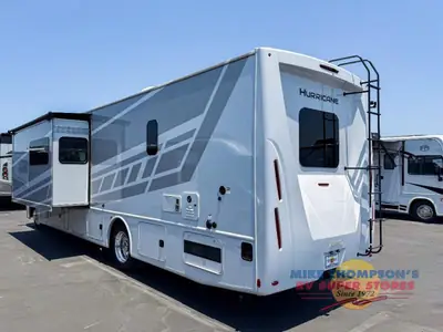 2026 Thor Motor Coach Hurricane photo 4