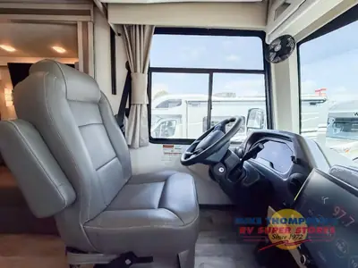2026 Thor Motor Coach Hurricane photo 10