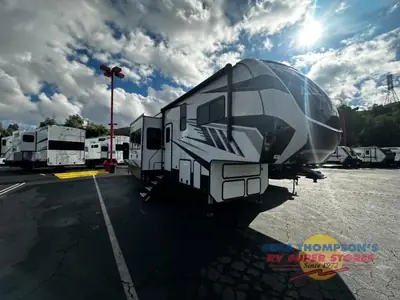 Used 2022 Alliance RV Valor 41V15