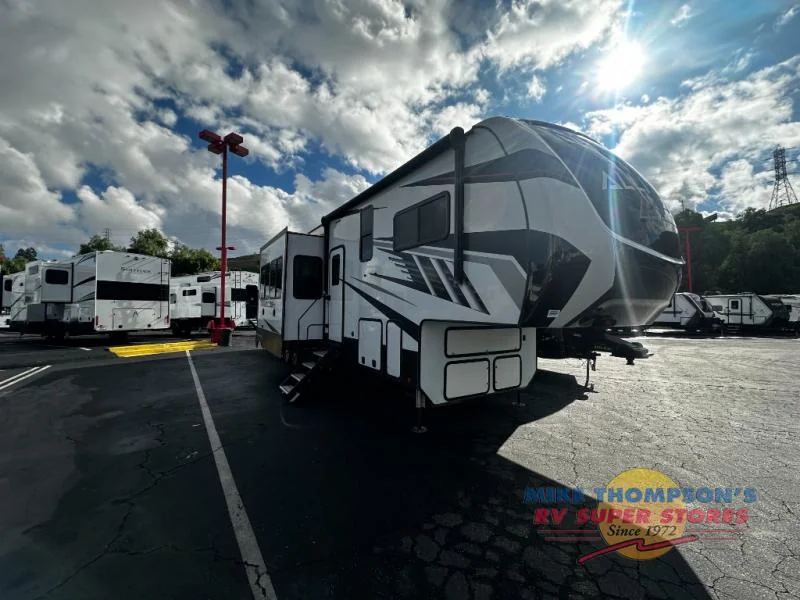 2022 Alliance RV Valor exterior