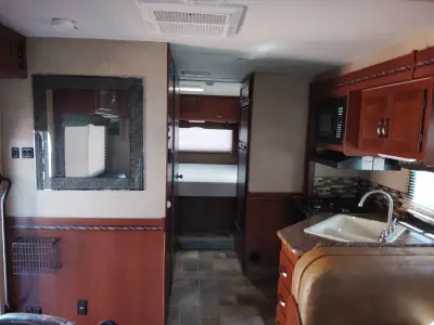 2015 THOR MOTOR COACH CHATEAU photo 2