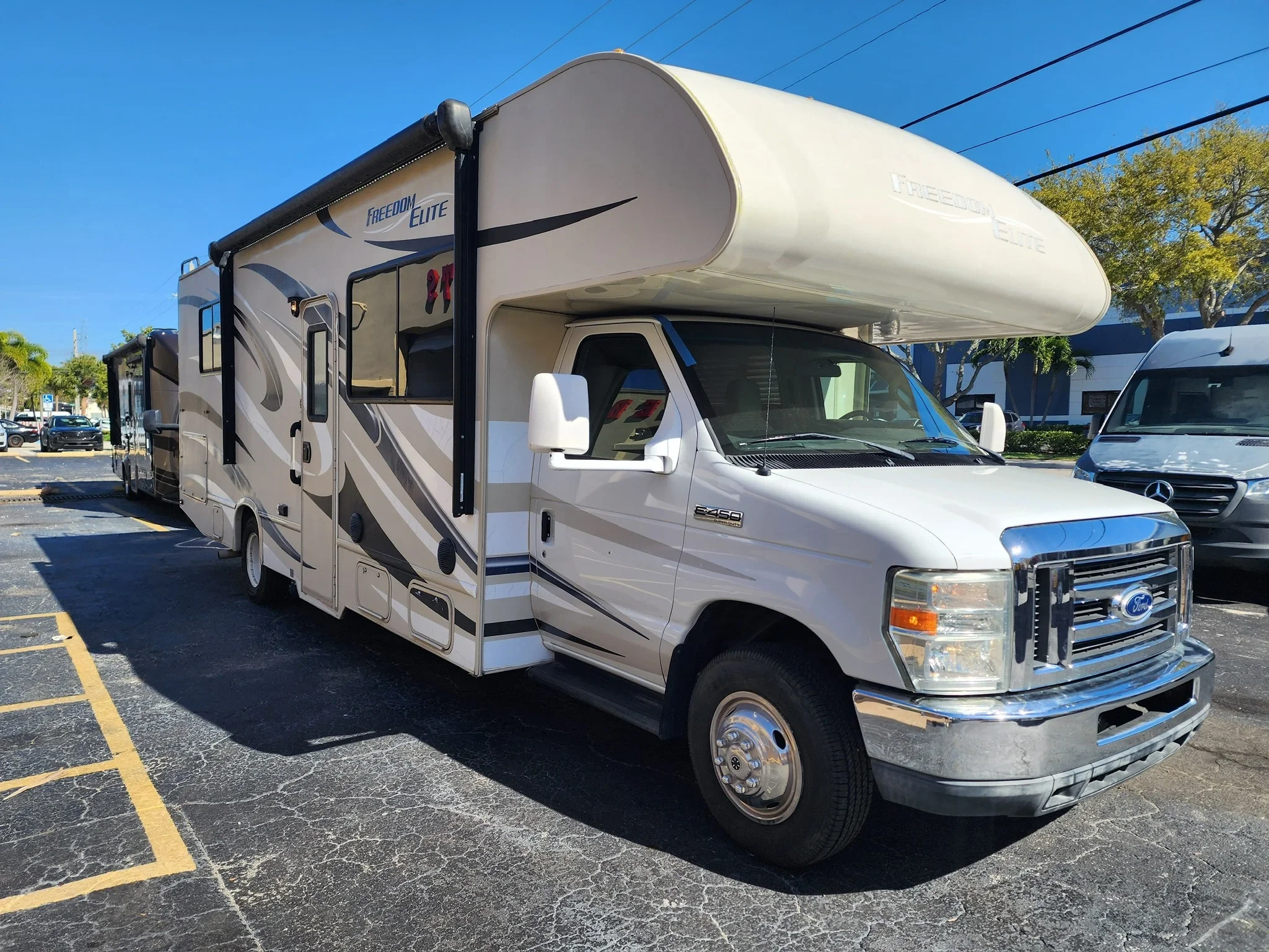 2015 ELITE 28HE exterior