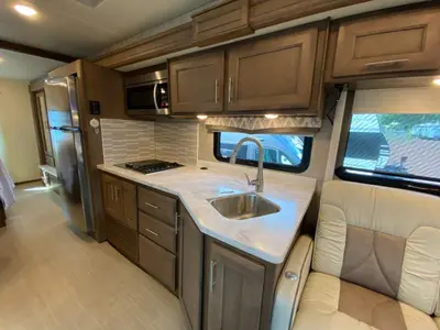 2021 Thor Motor Coach Magnitude photo 27