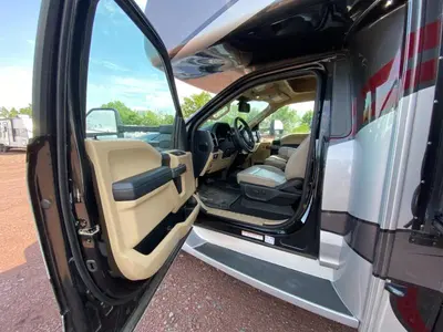 2021 Thor Motor Coach Magnitude photo 6