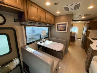 2021 Thor Motor Coach Magnitude photo 18