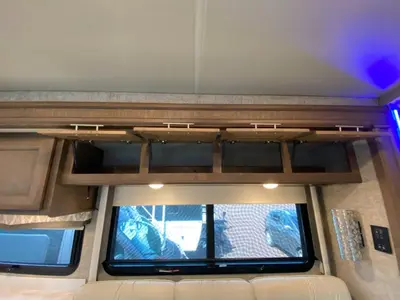 2021 Thor Motor Coach Magnitude photo 25