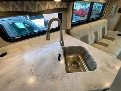 2021 Thor Motor Coach Magnitude photo 31
