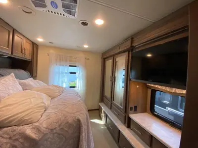 2021 Thor Motor Coach Magnitude photo 41