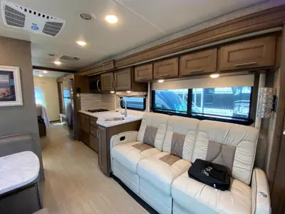 2021 Thor Motor Coach Magnitude photo 16