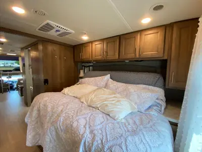 2021 Thor Motor Coach Magnitude photo 47
