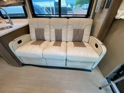 2021 Thor Motor Coach Magnitude photo 24