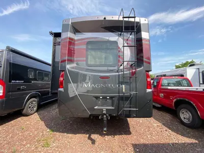 2021 Thor Motor Coach Magnitude photo 12