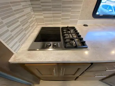 2021 Thor Motor Coach Magnitude photo 32