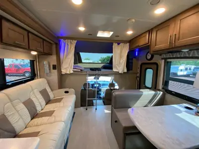 2021 Thor Motor Coach Magnitude photo 50